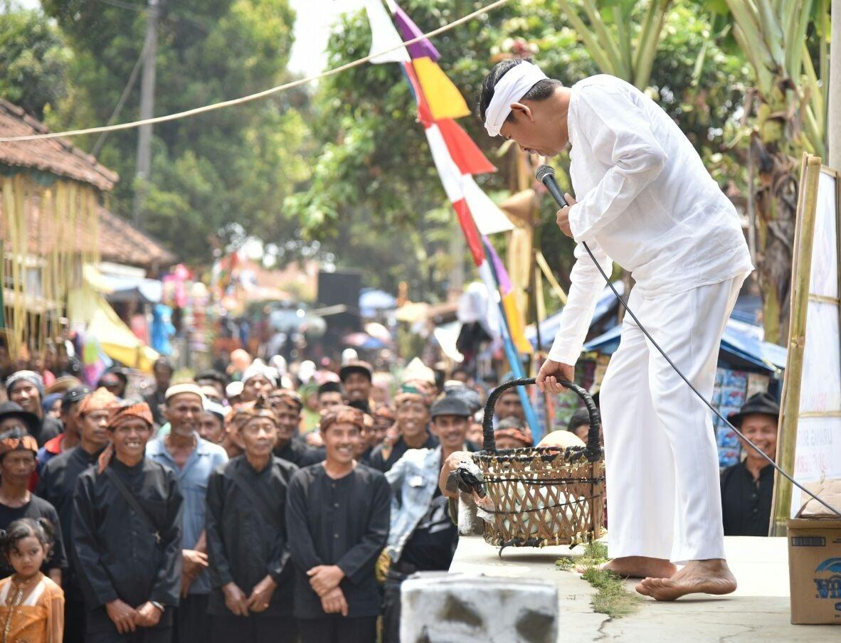 Ngaruat Bumi tradition, Photo Source Twitter-YAKXP